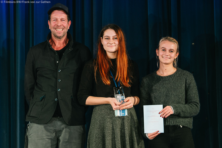 Foto v.l.: Markus Brodbeck (Geschäftsführer von brodybookings und Preisstifter), Hannah Buhr (Zavala, stellvertretend für Dino Niethammer), Leonie Wesselow (Schauspielerin und Jurorin)